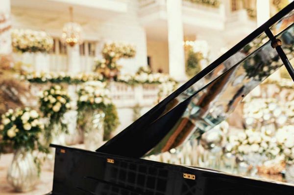 پیانو در فضای باز سالن عقد ایرانی